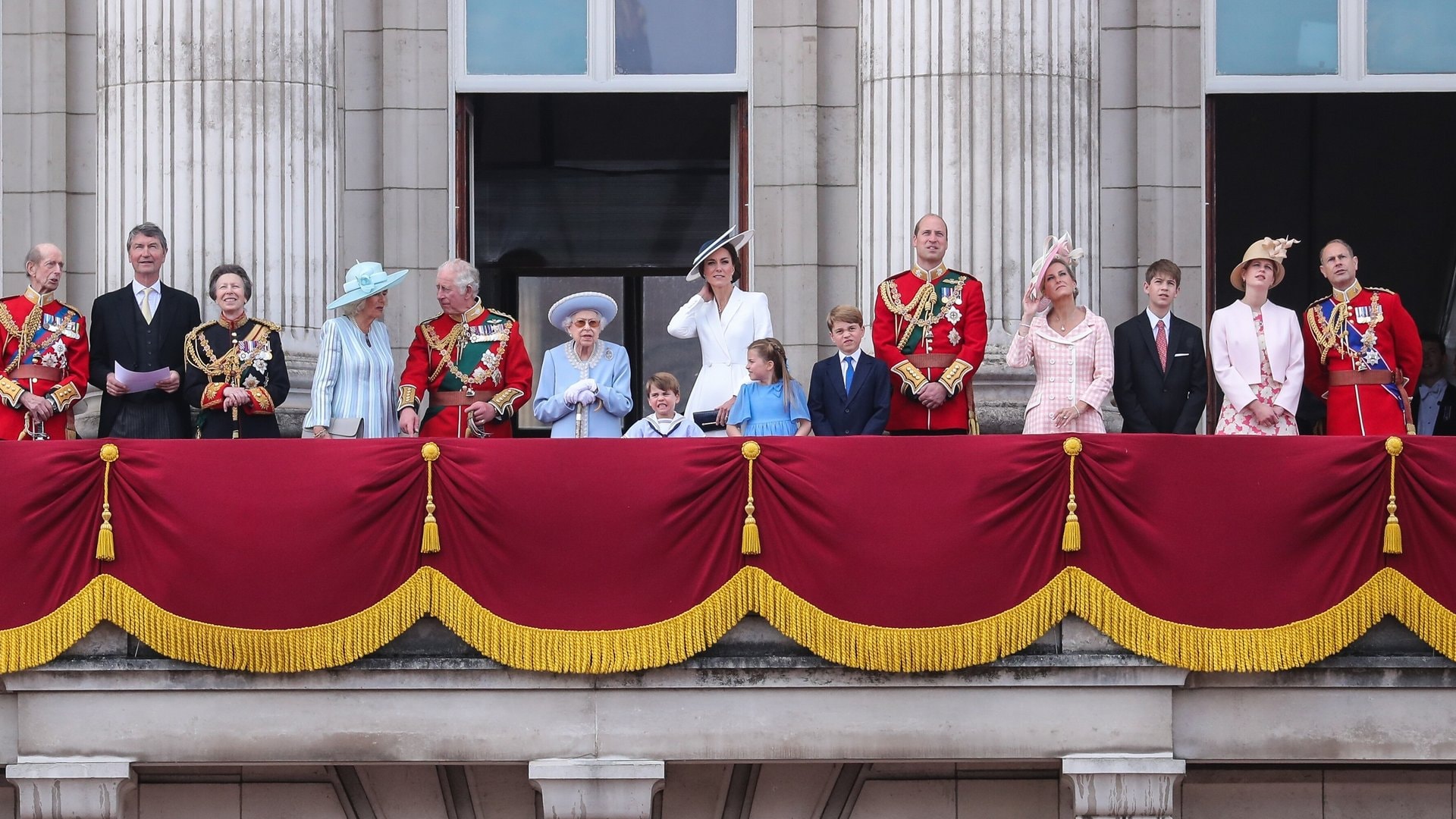 Die Liste der britischen Thronfolge ist lang. Auf den ersten sieben Plätzen befinden sich die direkten Nachfahren von König Charles III., die weiteren Personen bis Nummer 23 sind Nachkommen seiner Mutter Queen Elizabeth II.