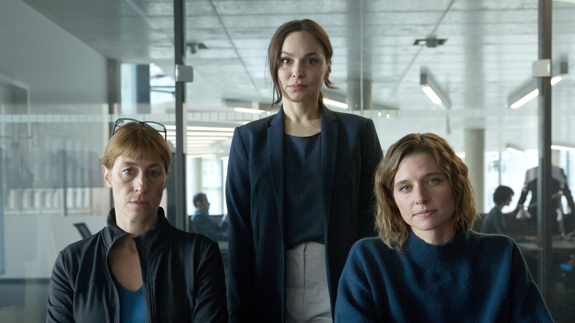 «Helix»: Teamleiterin Hoettger (Helene Grass, l.), Staatssekretärin Dr. Karlström (Mina Tander, M.) und Personenschützerin Helen Schilling (Svenja Jung, r.) sind enttäuscht über den Stand der Ermittlungen.
