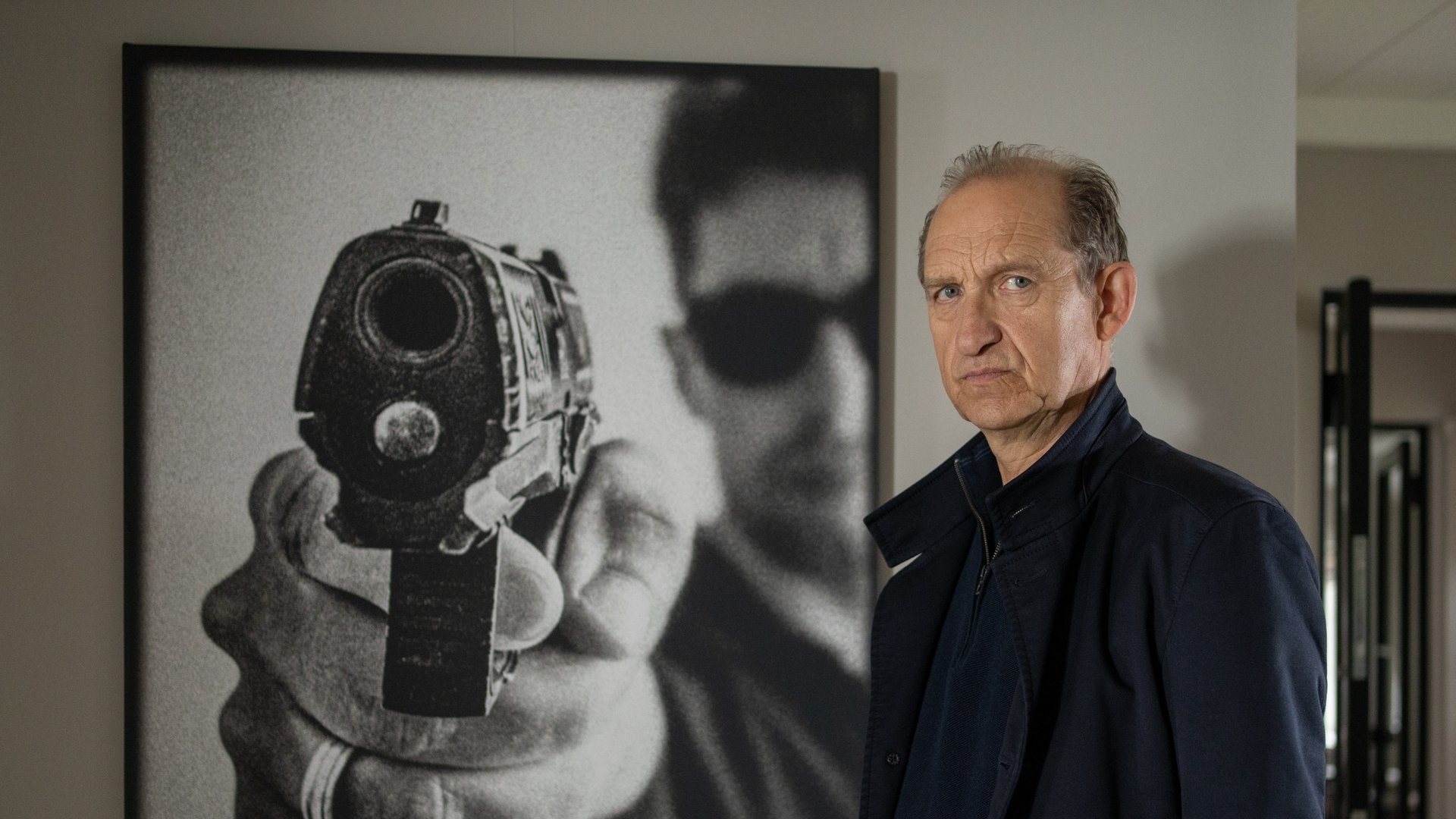 «Nord Nord Mord»: Kommissar Carl Sievers (Peter Heinrich Brix) schaut sich im Haus von Leif Conradi um.