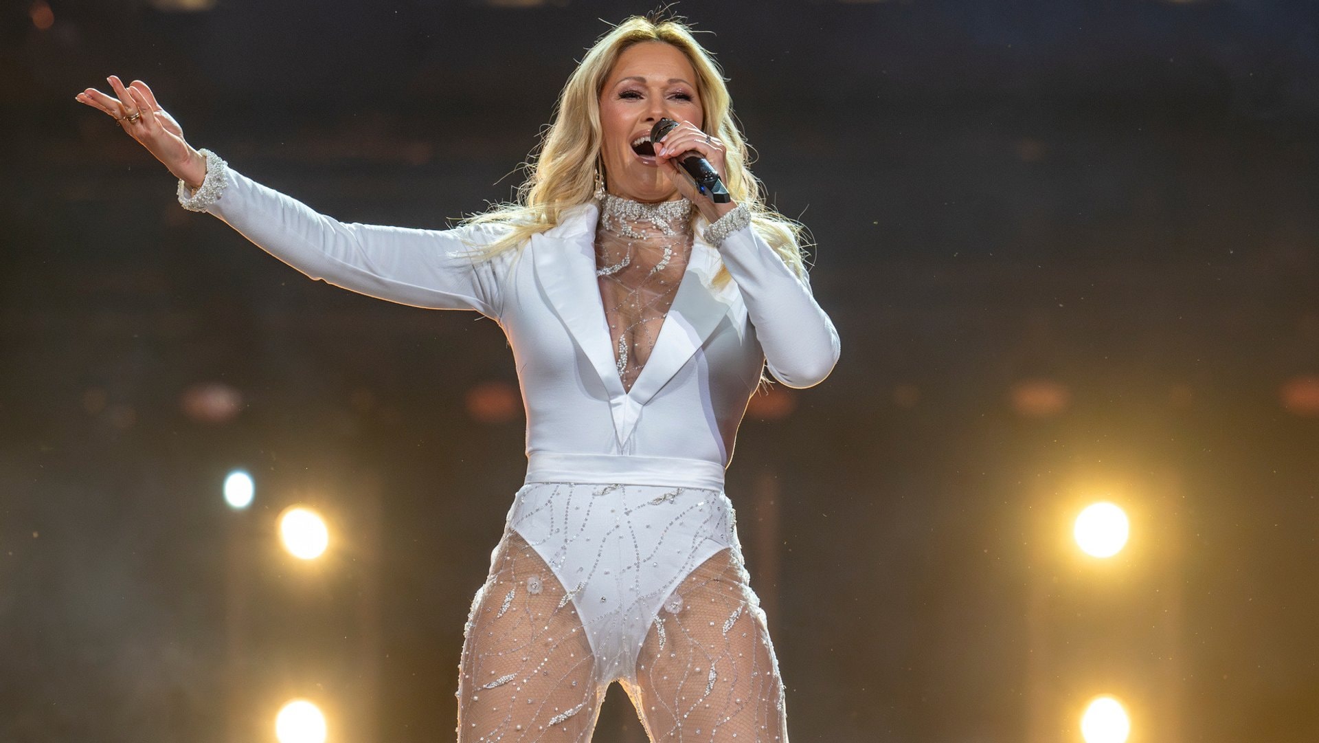 Helene Fischer präsentiert am ersten Weihnachtsfeiertag um 20:15 Uhr im ZDF wieder «Die Helene Fischer Show». Für die Performances hat die Sängerin einige Outfits im Gepäck, darunter diesen figurbetonten Body.