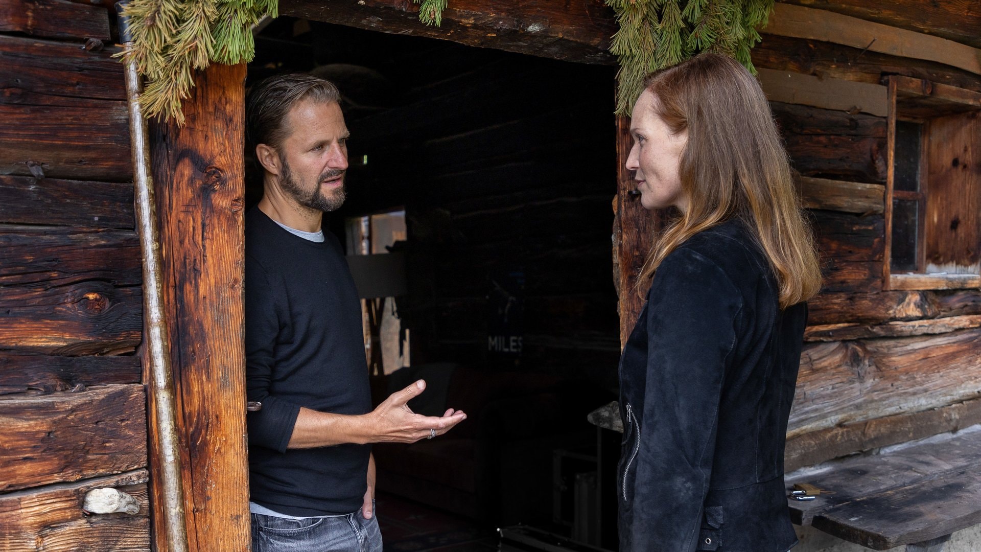 «Der Geier - Die Tote mit dem falschen Leben»: Kommissarin Franziska Conte (Julia Koch) besucht Lukas Geier (Philipp Hochmair), um ihn zu einem Mordfall zu befragen.
