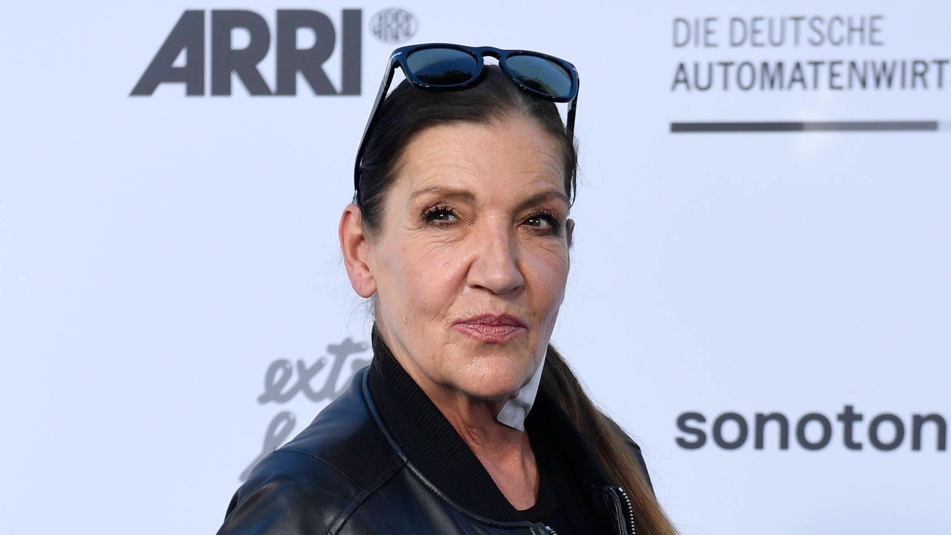 Katy Karrenbauer verabschiedet sich von ihrer Mutter.