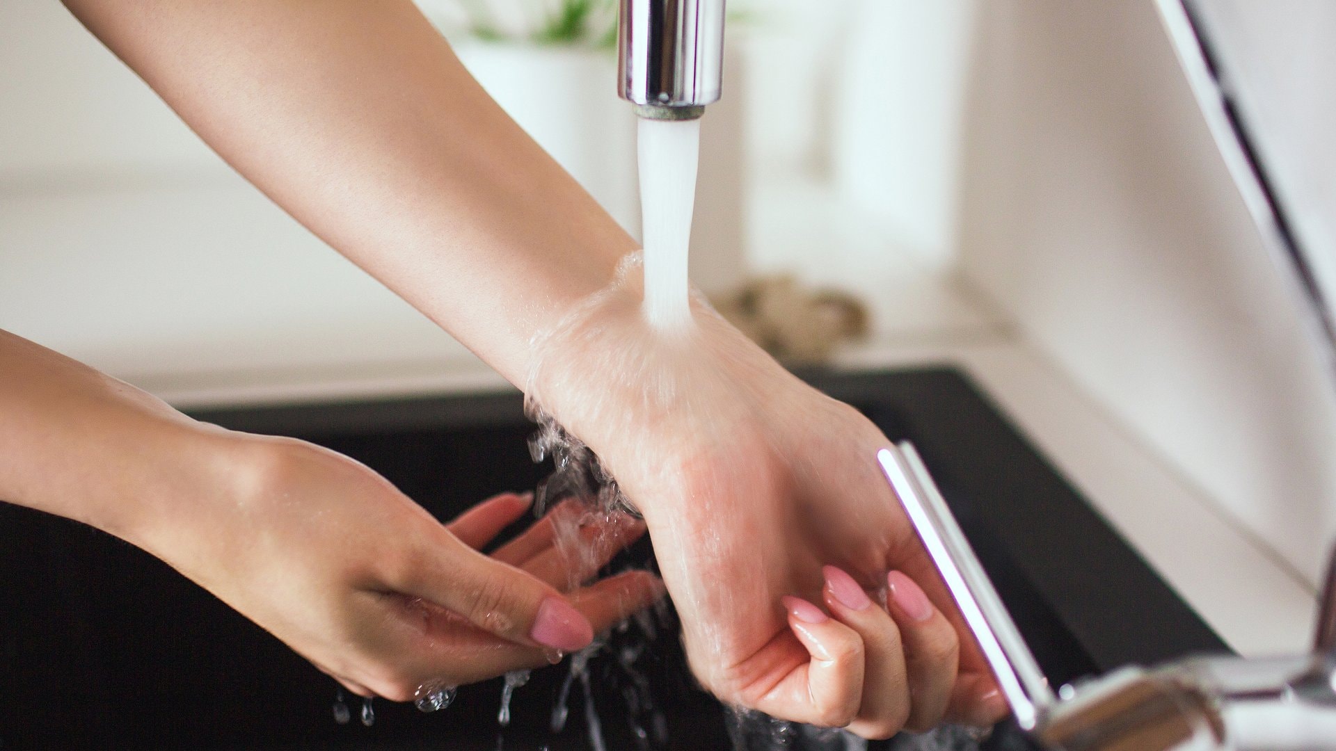 Trifft kaltes Wasser auf die richtigen Körperstellen, kühlt es den Körper schnell herunter.