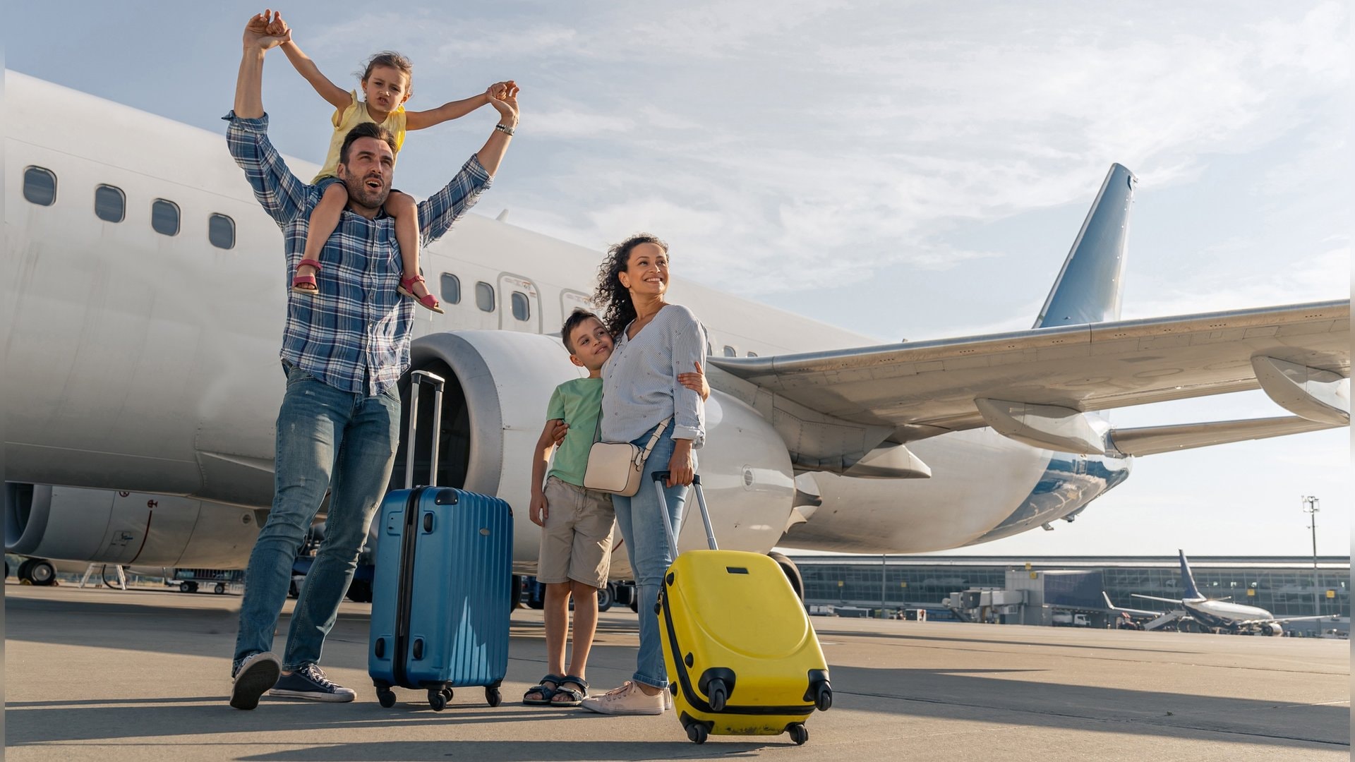 Bevor es in den Urlaub geht, stellt sich für Familien die Frage, ob sie lieber mit dem Auto fahren, den Zug nehmen oder fliegen sollten. Eine neue Erhebung zeigt, welche Alternative sich wann lohnt.