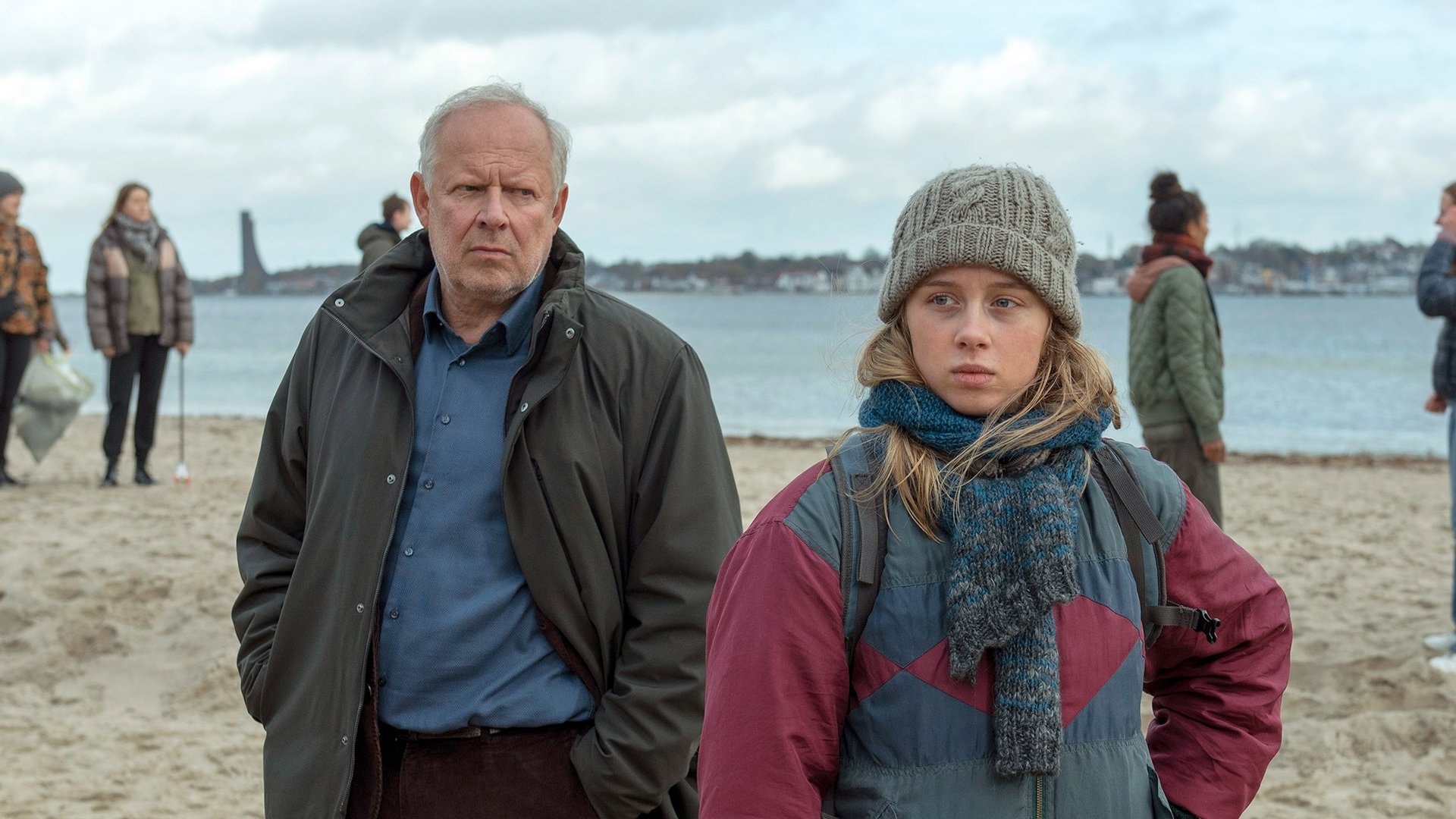 «Tatort: Borowski und das ewige Meer»: Borowski (Axel Milberg, l.) versucht, durch die Klimaaktivistin Leonie (Johanna Götting) den Geschehnissen auf die Spur zu kommen.